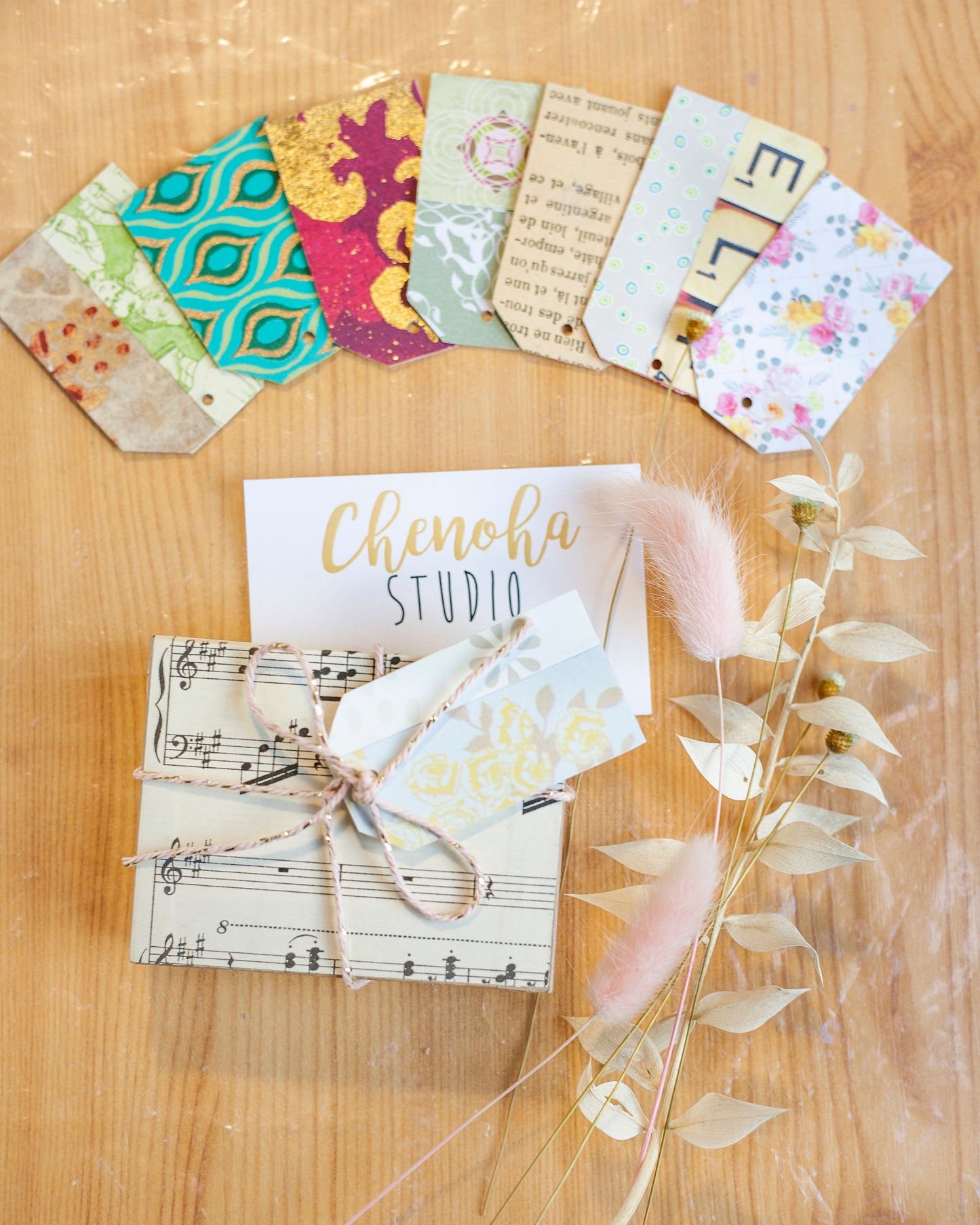 Emballage élégant de boucles d'oreilles Fleurs de Ginkgo cuir doré et noir avec carte Chenoha Studio