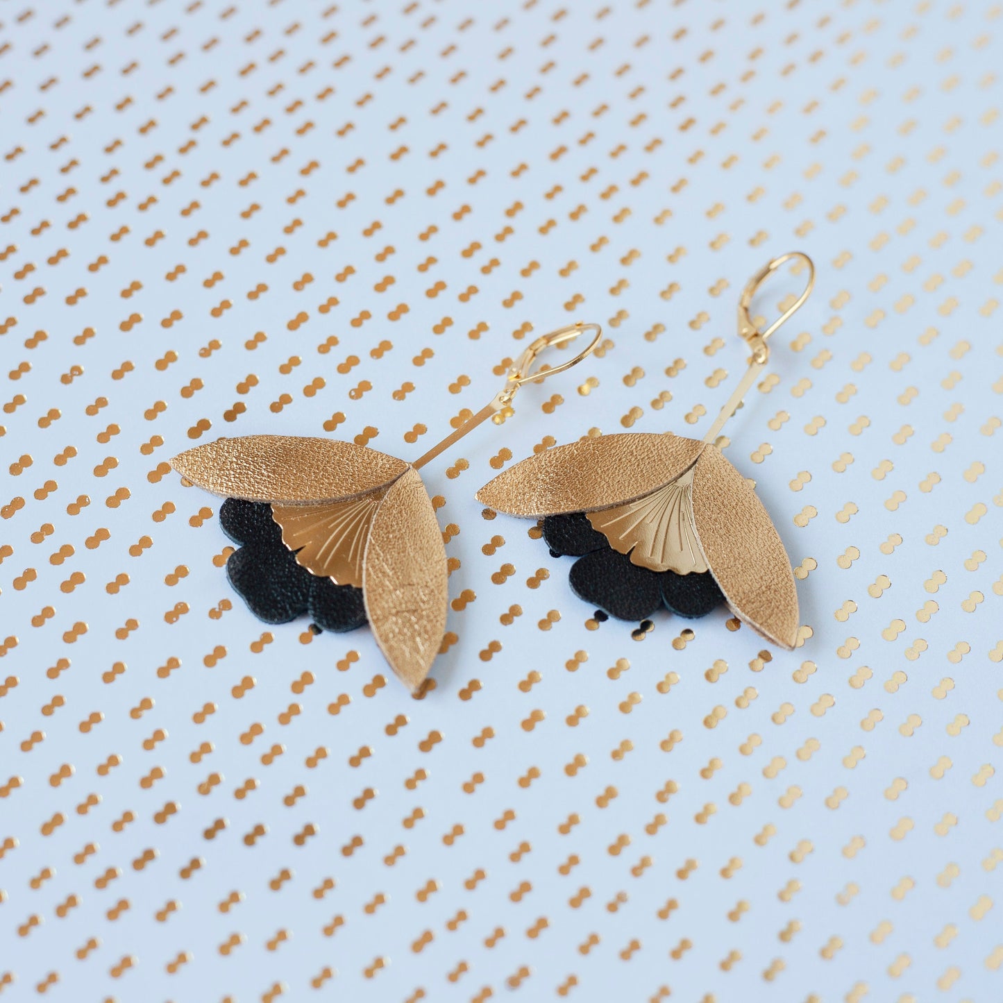 Boucles d'oreilles Fleurs de Ginkgo cuir doré et noir élégantes avec finition texturée signées Chenoha Studio
