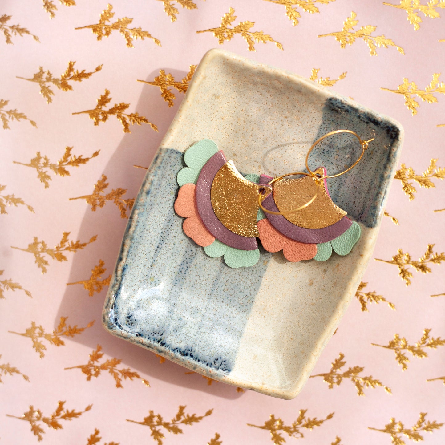 Boucles d oreilles Eventails cuir turquoise mauve doré sur un plateau en céramique