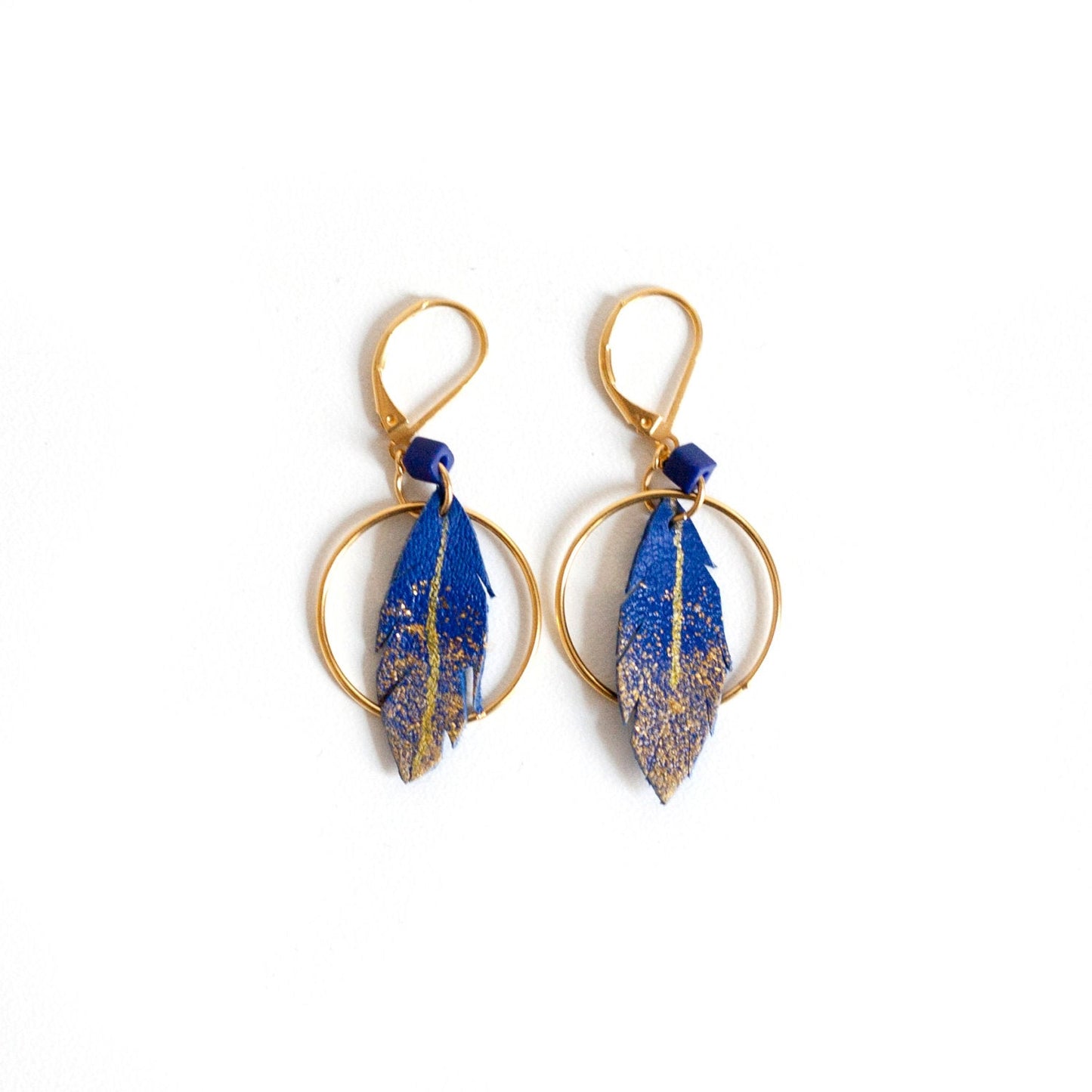 Boucles d'oreilles créoles plumes cuir bleu électrique