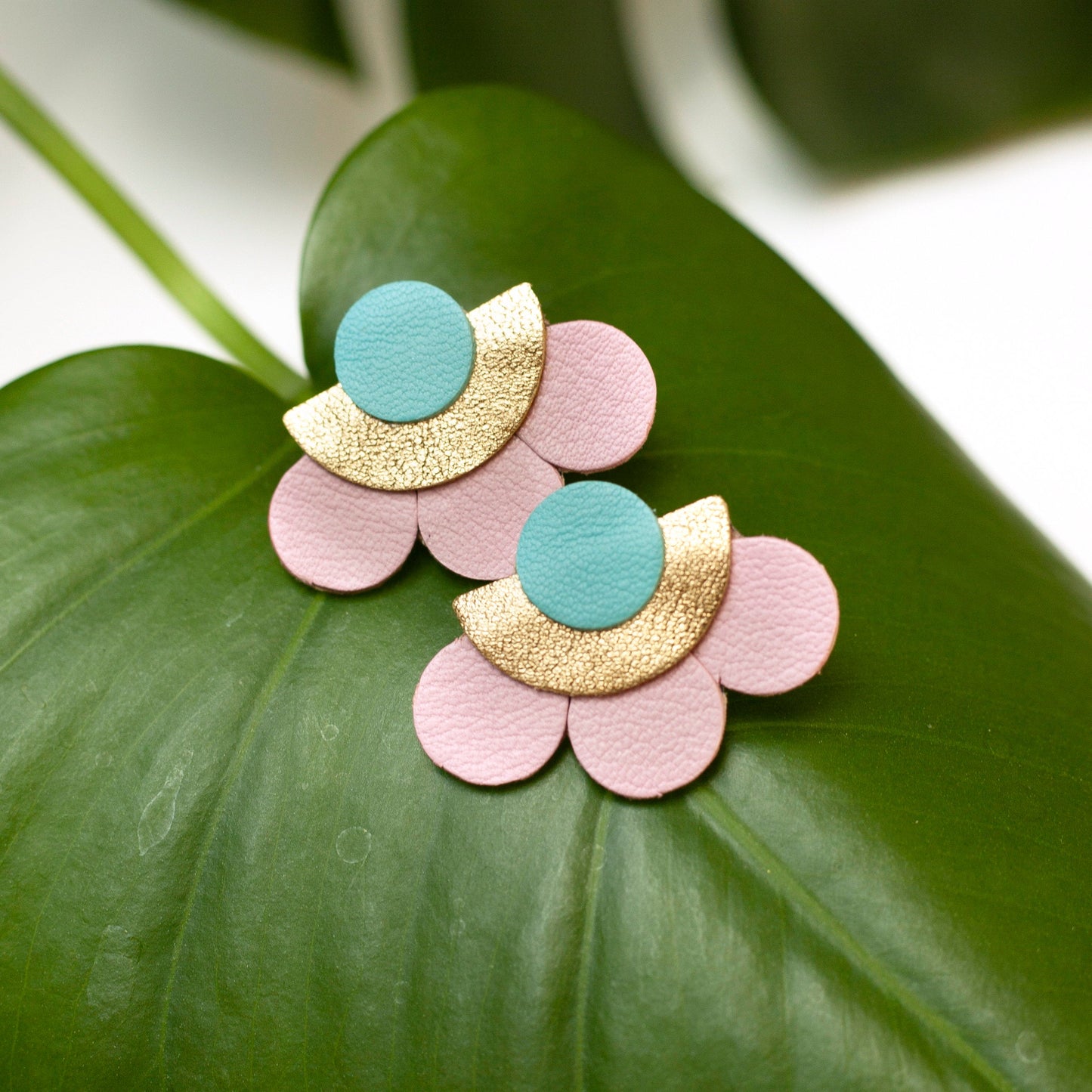 Boucles d’oreilles puces fleurs demi-cercle cuir rose bleu et doré