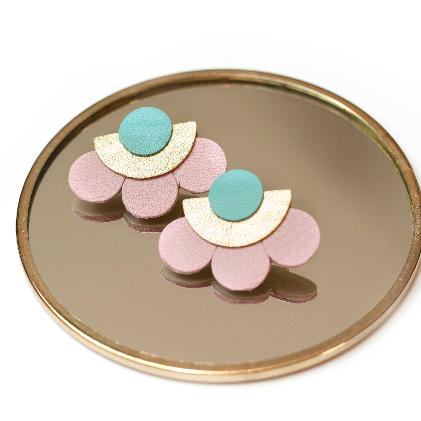 Boucles d’oreilles puces fleurs demi-cercle cuir rose bleu et doré