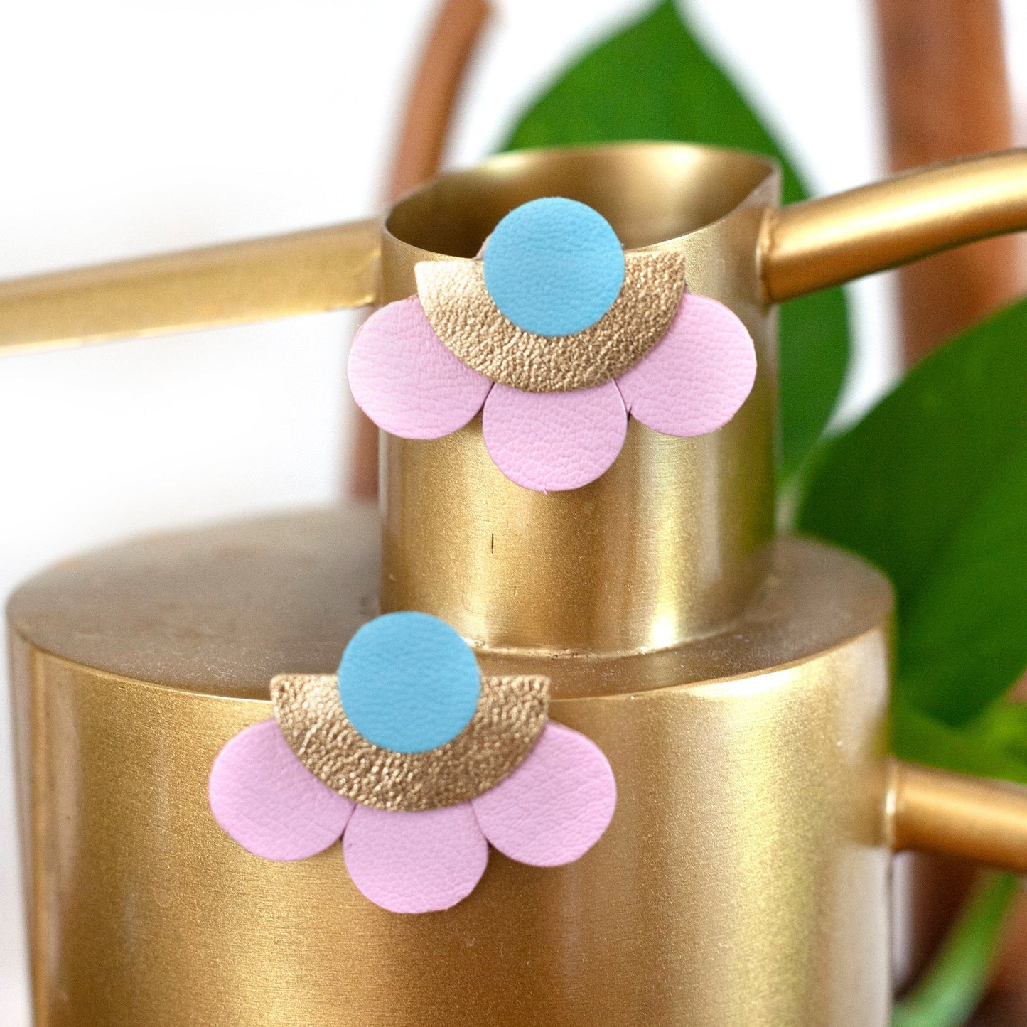 Boucles d’oreilles puces fleurs demi-cercle cuir rose bleu et doré