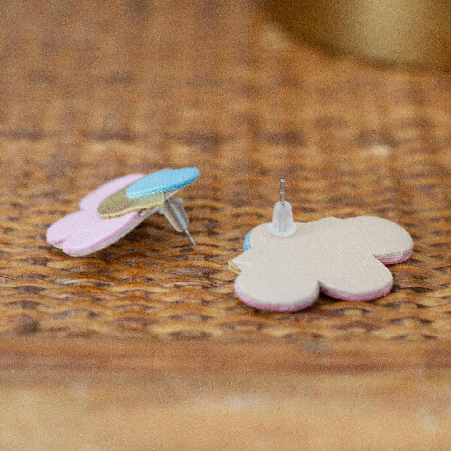 Boucles d’oreilles puces fleurs demi-cercle cuir rose bleu et doré