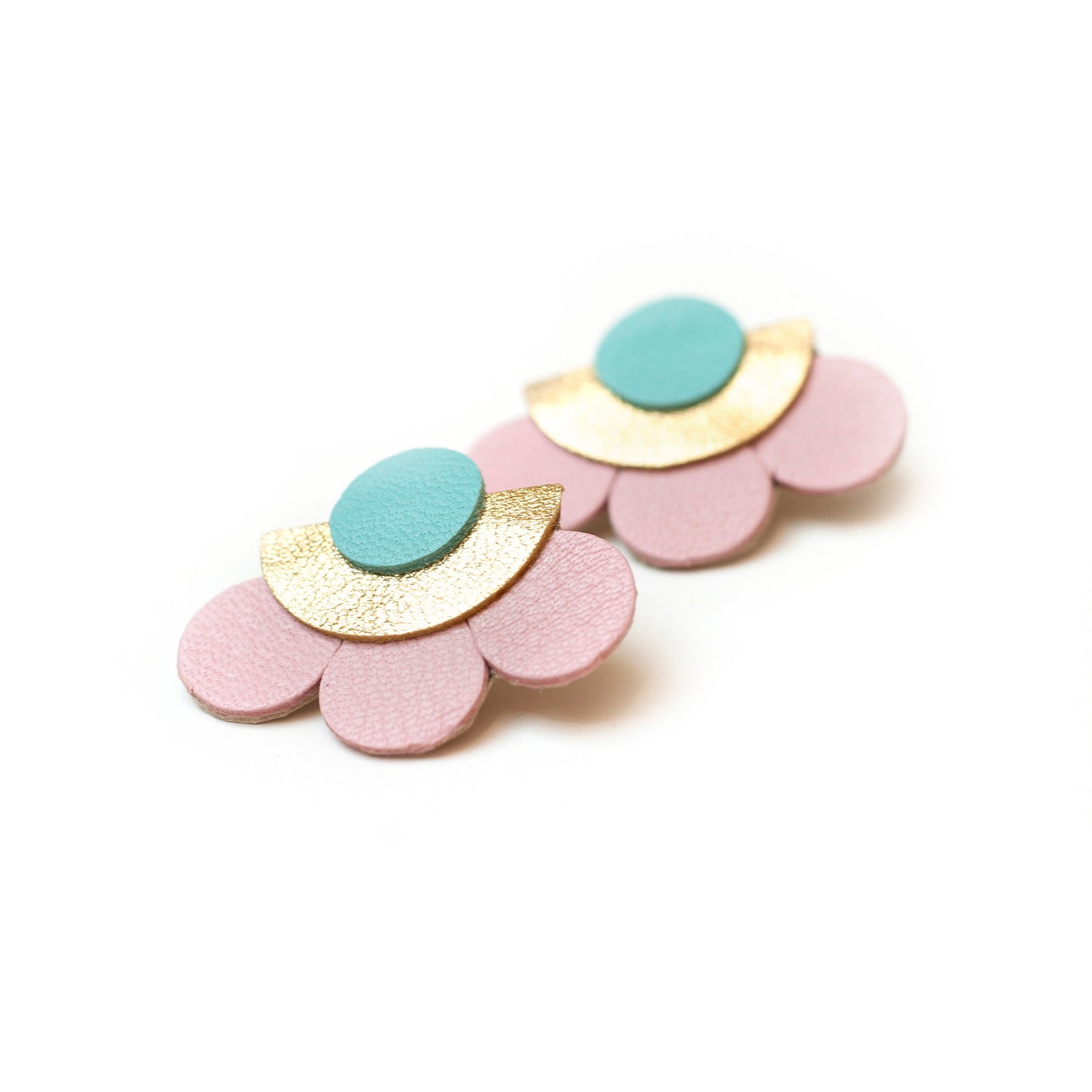 Boucles d’oreilles puces fleurs demi-cercle cuir rose bleu et doré