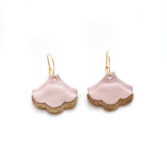 Boucles d'oreilles Ginkgo Biloba en cuir rose et doré