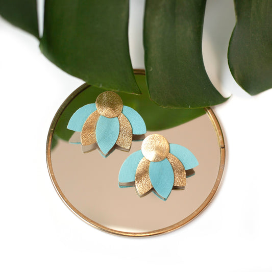Boucles d'oreilles fleurs en éventail cuir bleu et doré