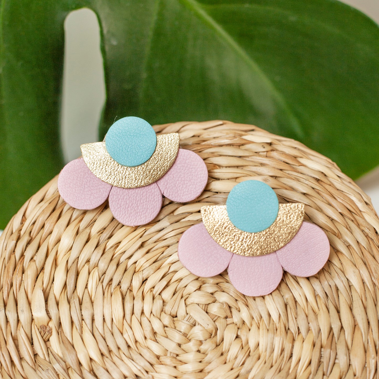 Boucles d’oreilles puces fleurs demi-cercle cuir rose bleu et doré