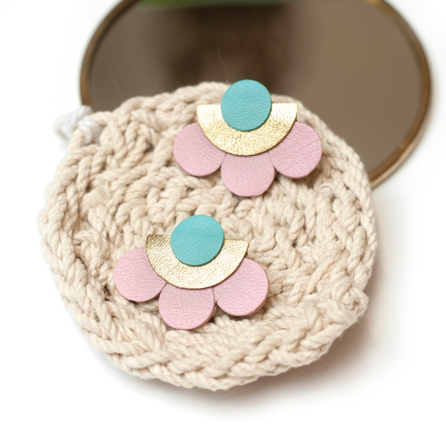 Boucles d’oreilles puces fleurs demi-cercle cuir rose bleu et doré