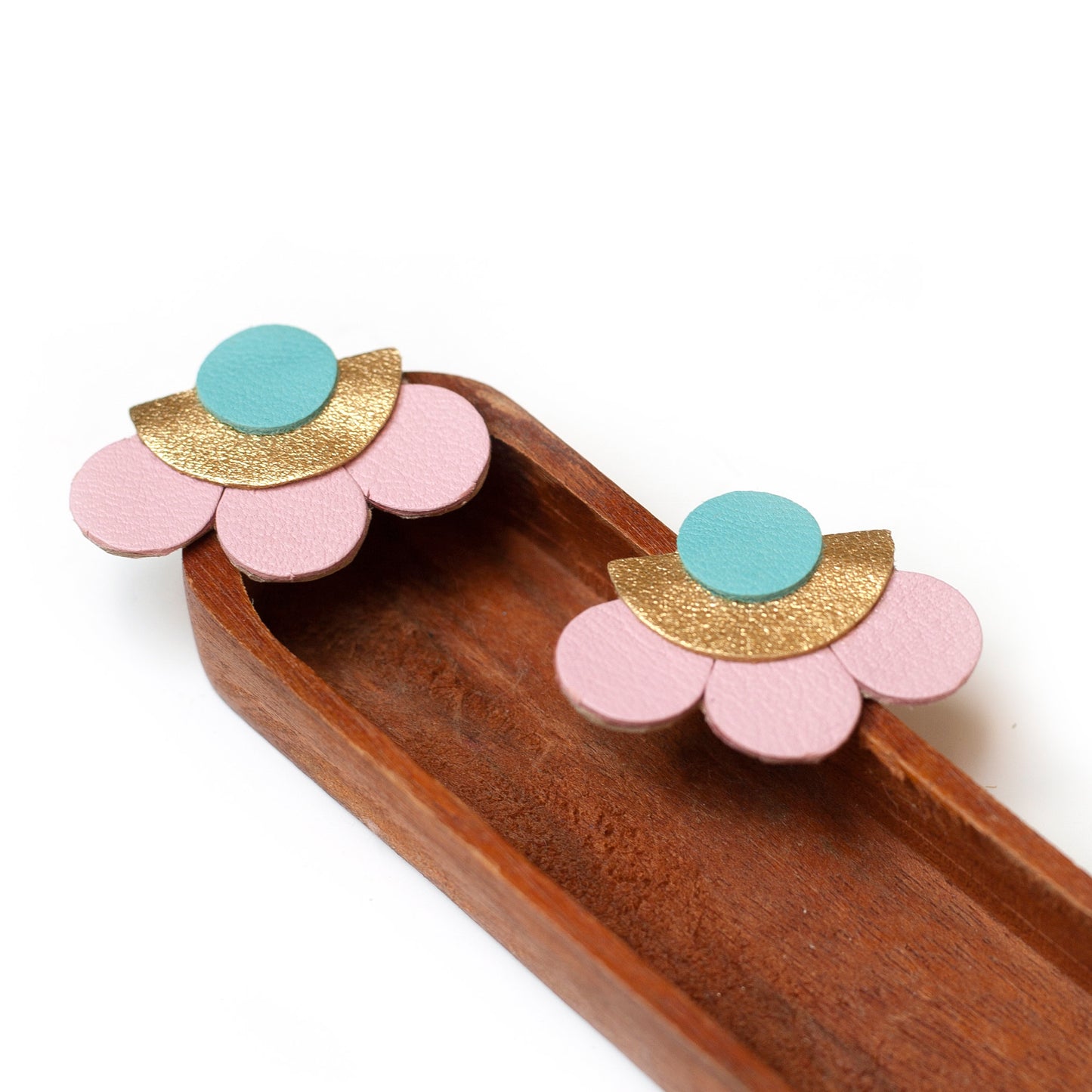Boucles d’oreilles puces fleurs demi-cercle cuir rose bleu et doré