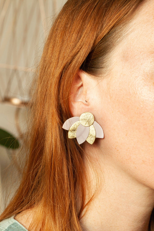 Boucles d'oreilles cuir puces fleurs rose pâle et doré