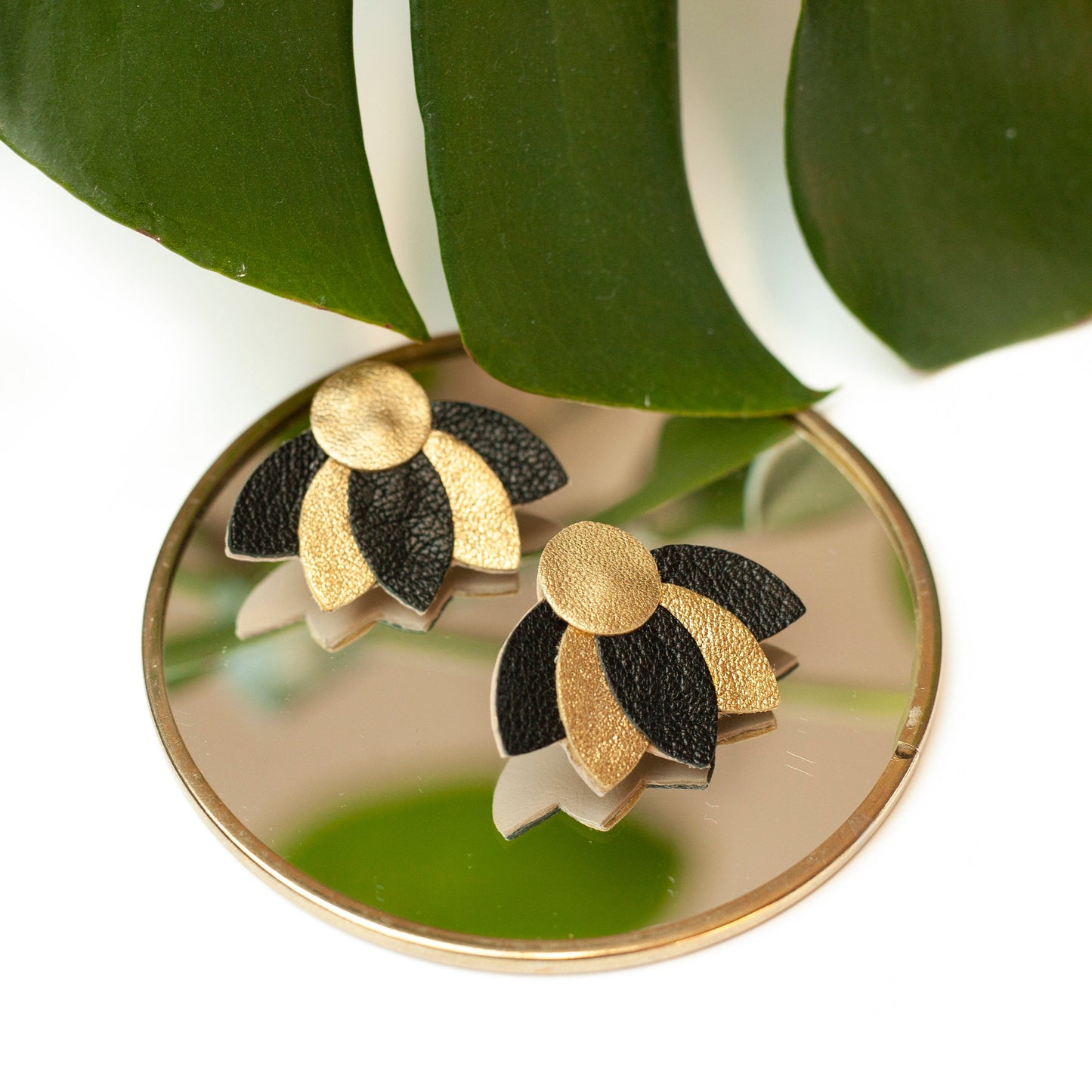 Boucles d'oreilles fleurs en cuir noir et doré