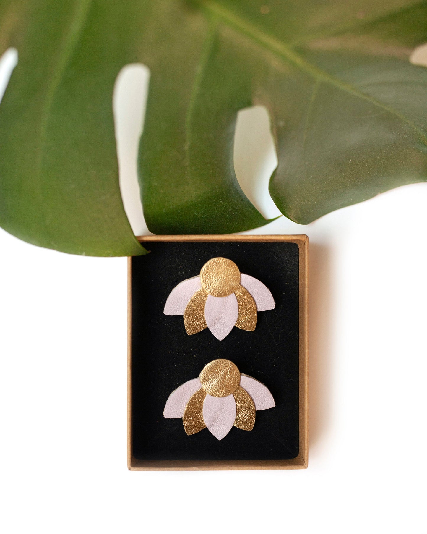 Boucles d'oreilles cuir puces fleurs rose pâle et doré