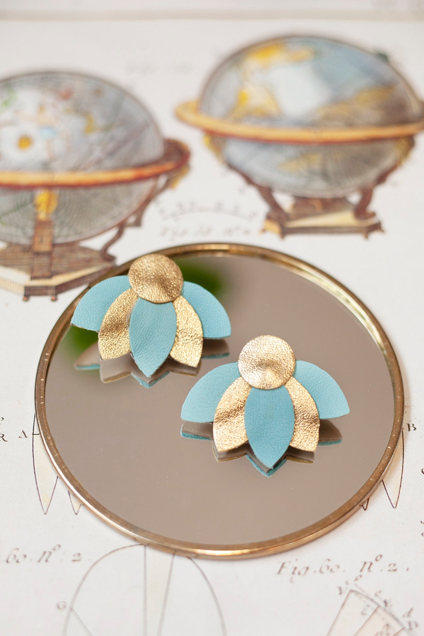 Boucles d'oreilles fleurs en éventail cuir bleu et doré