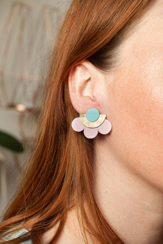 Boucles d’oreilles puces fleurs demi-cercle cuir rose bleu et doré