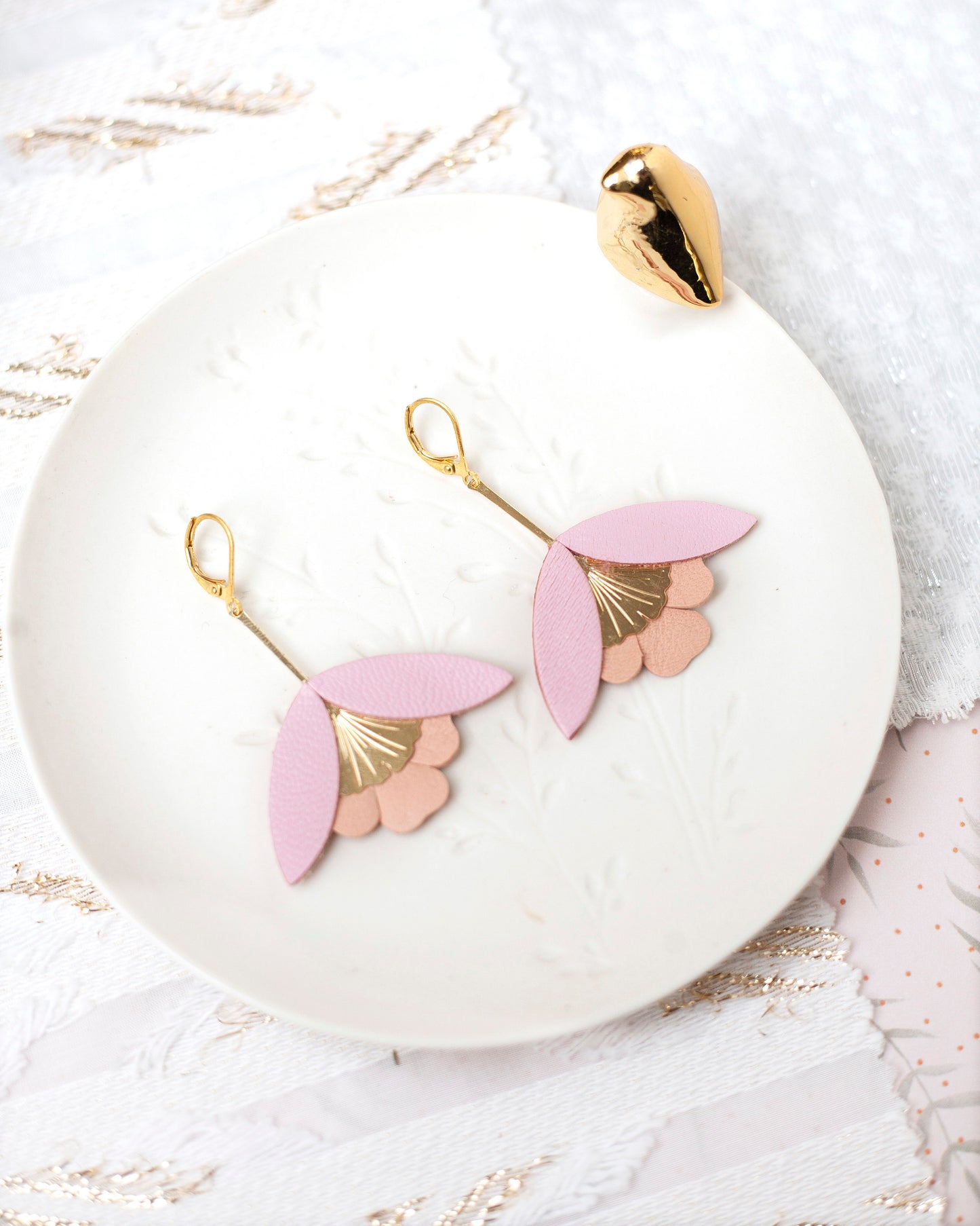 Boucles d'oreilles Fleurs de Ginkgo cuir rose et doré