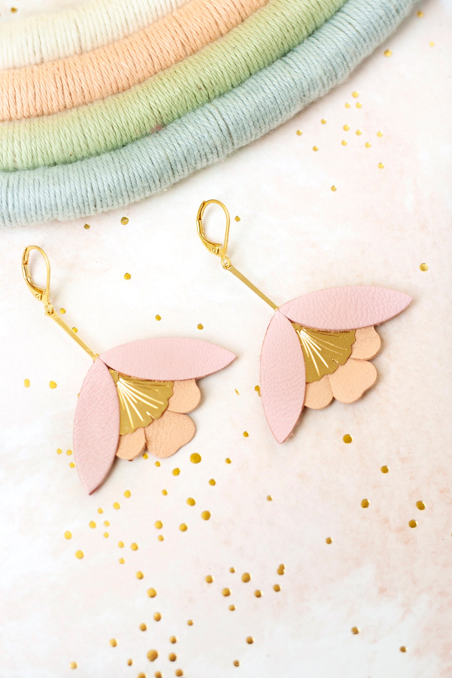 Boucles d'oreilles Fleurs de Ginkgo cuir rose et doré