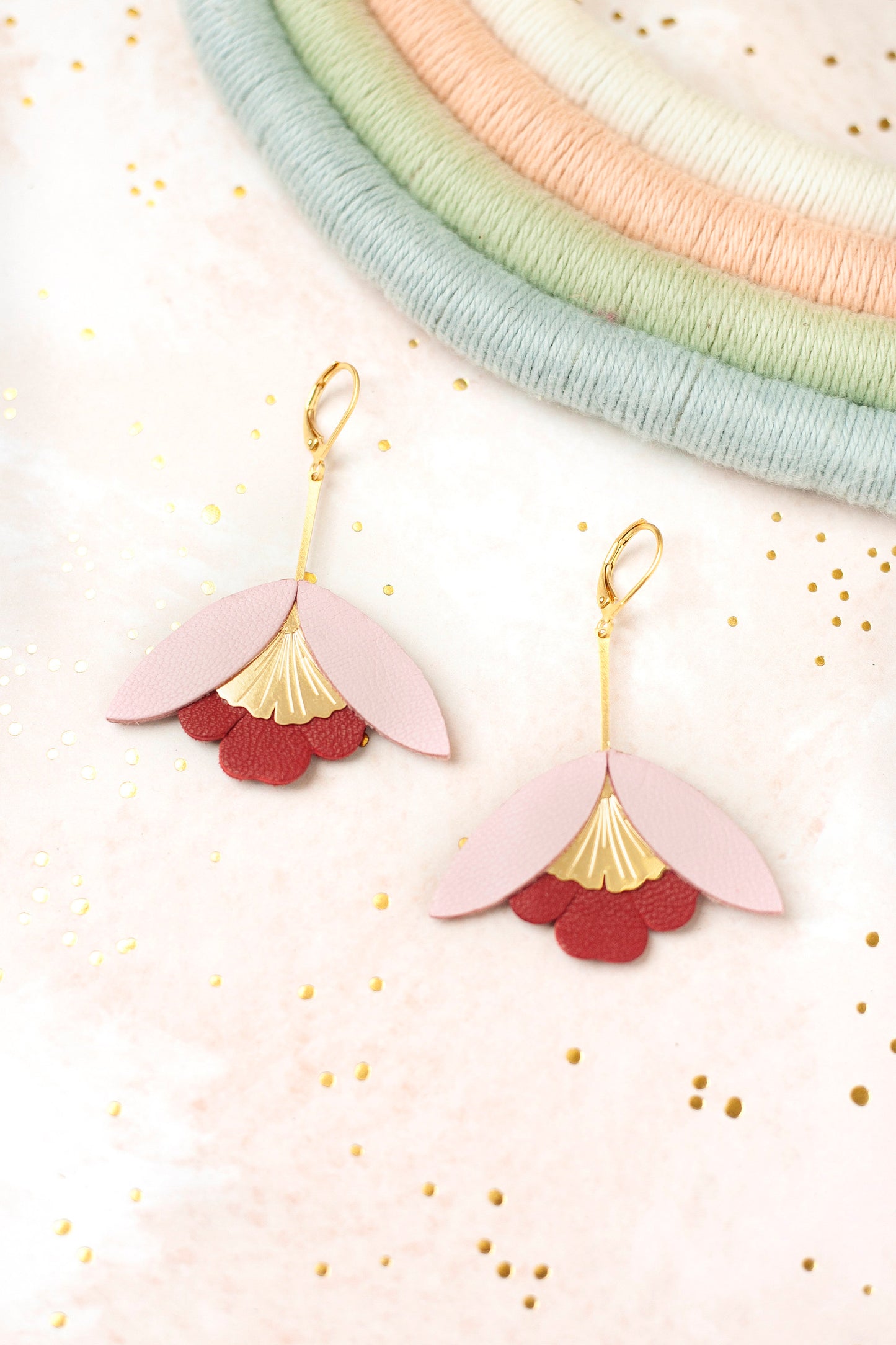 Boucles d'oreilles Fleur de Ginkgo en cuir rose poudré et rouge