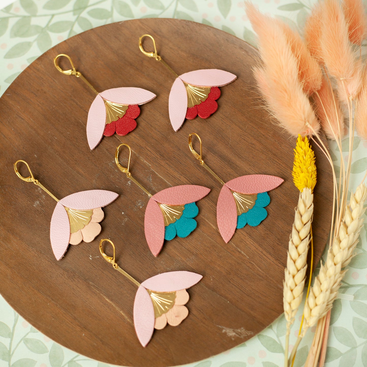 Boucles d'oreilles Fleur de Ginkgo en cuir rose poudré et rouge
