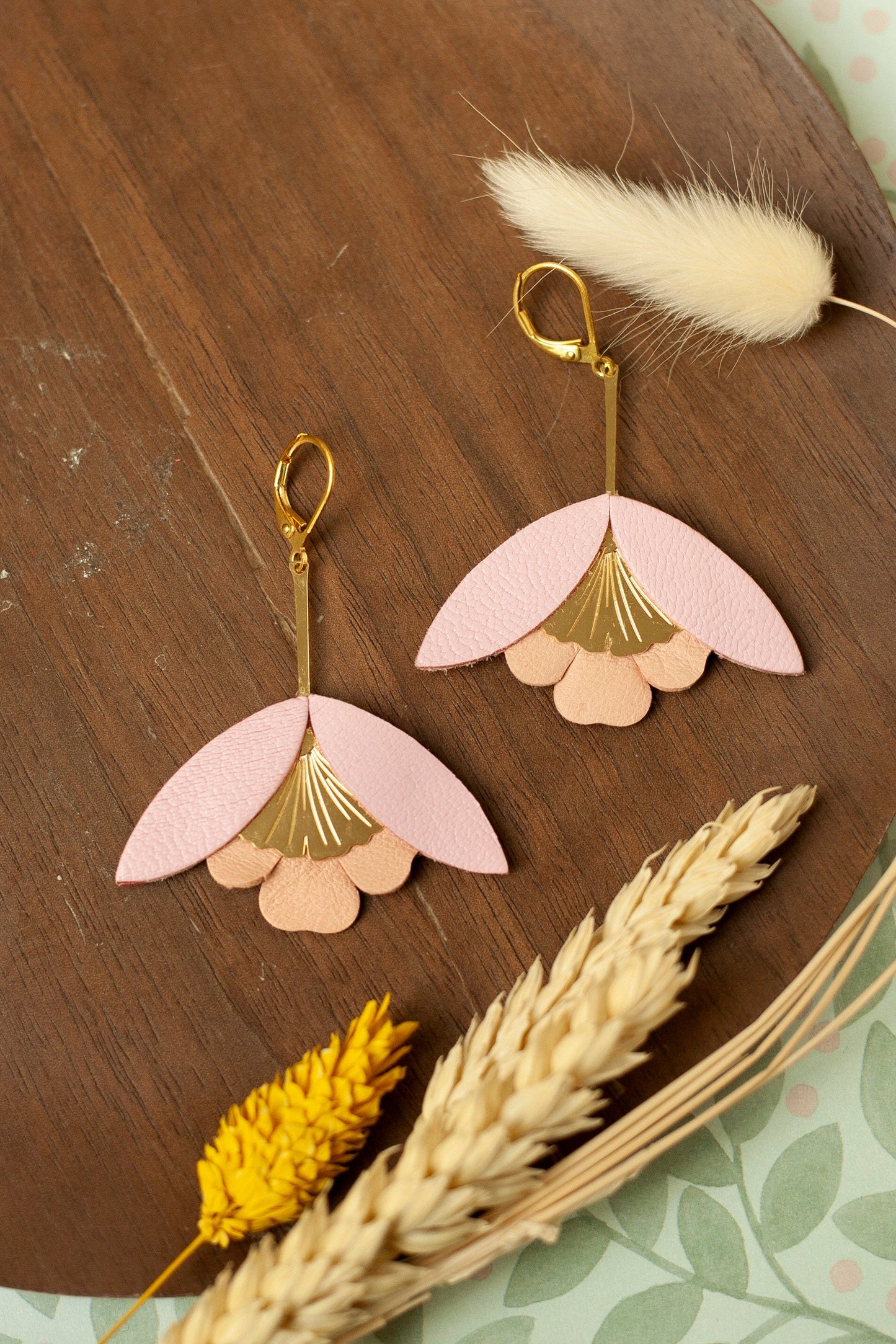 Boucles d'oreilles Fleurs de Ginkgo cuir rose et doré