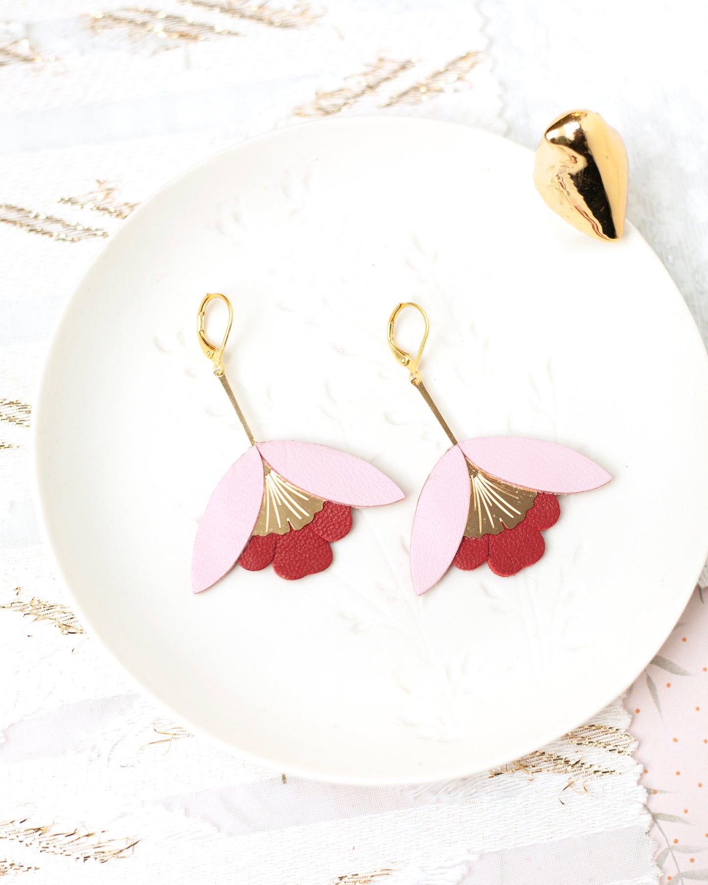 Boucles d'oreilles Fleur de Ginkgo en cuir rose poudré et rouge