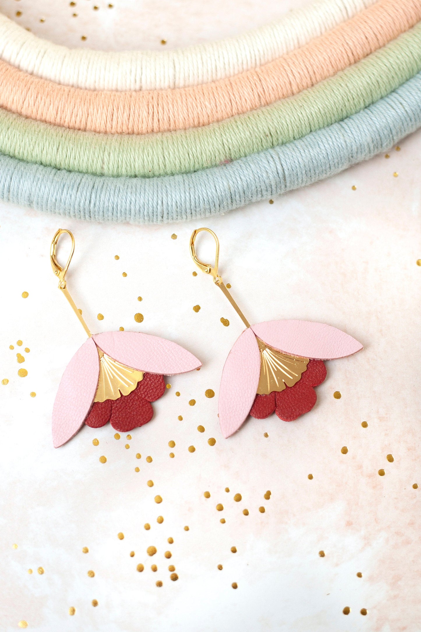 Boucles d'oreilles Fleur de Ginkgo en cuir rose poudré et rouge