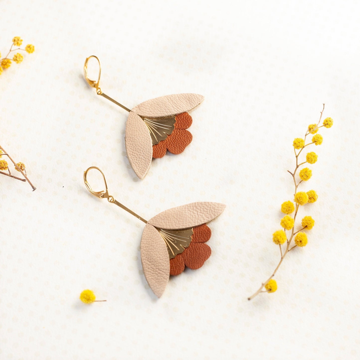 Boucles d'oreilles Fleur de Ginkgo en cuir beige marron doré