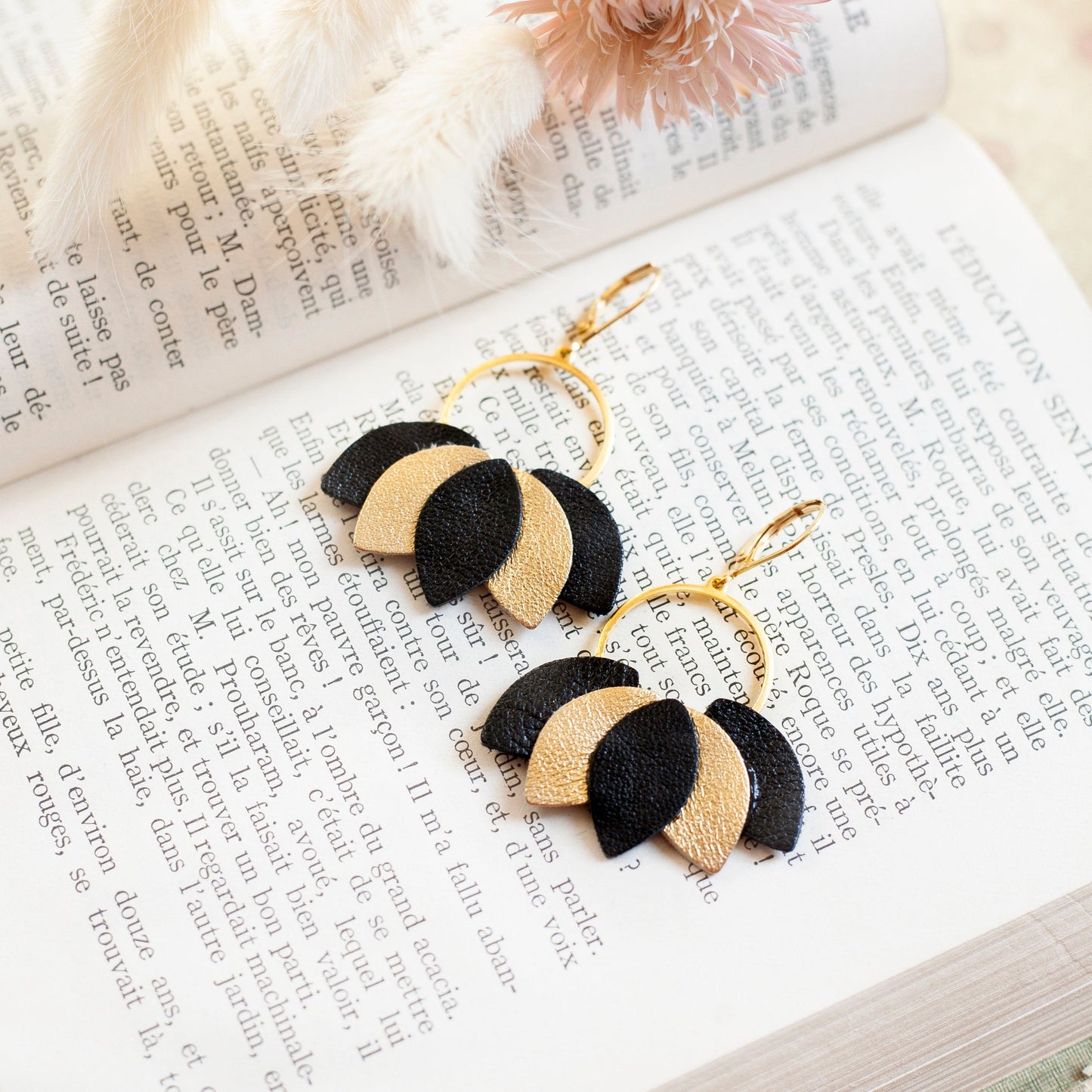 Boucles d'oreilles Nymphéas en cuir doré et noir