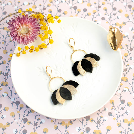 Boucles d'oreilles Nymphéas en cuir doré et noir