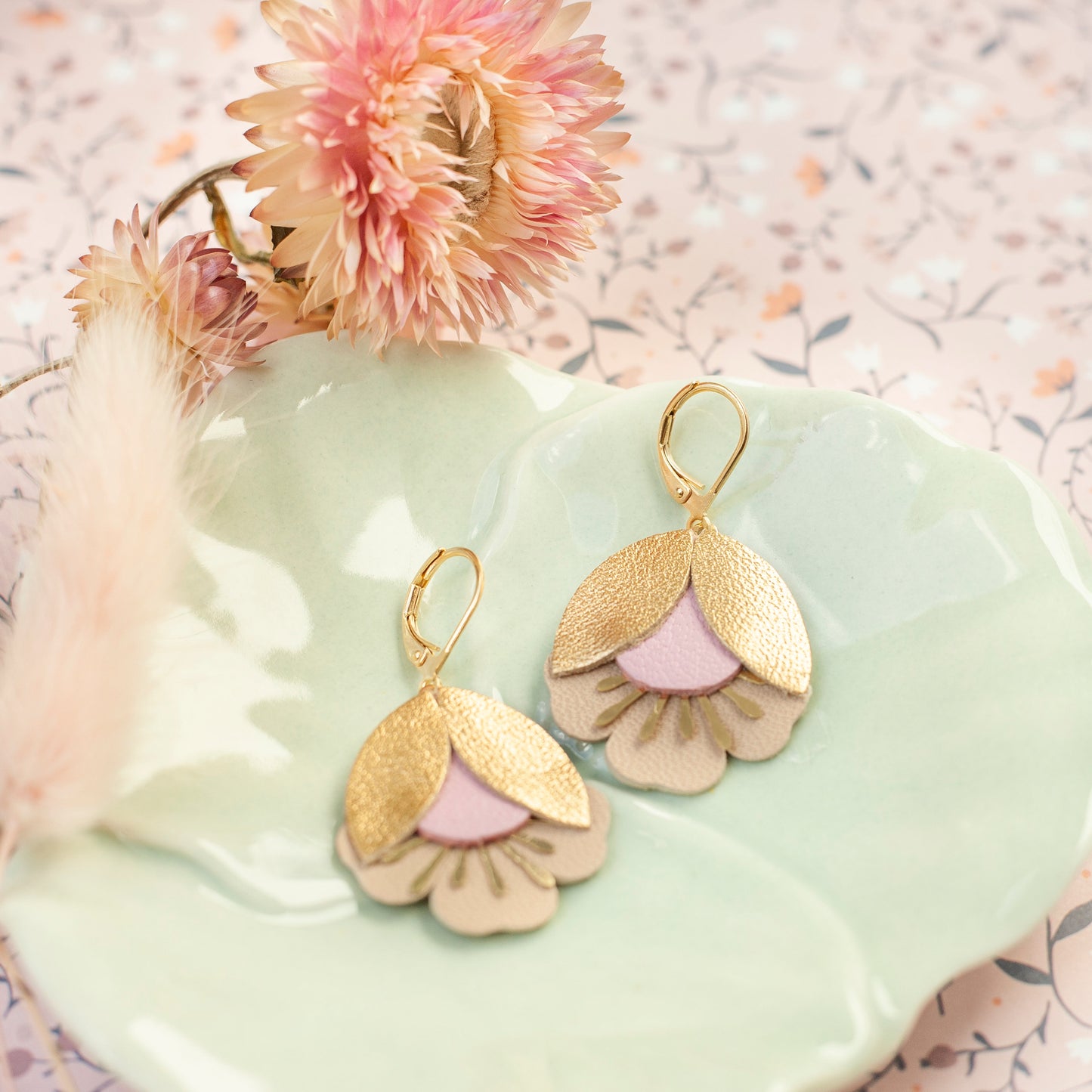 Boucles d'oreilles fleurs de cerisier cuir rose doré beige