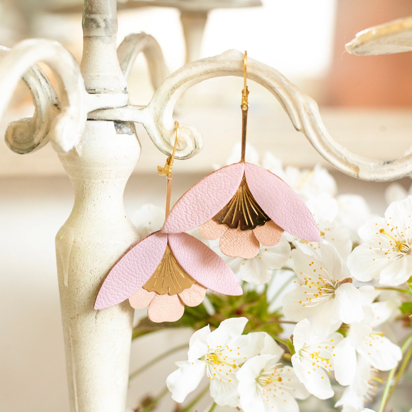 Boucles d'oreilles Fleurs de Ginkgo cuir rose et doré