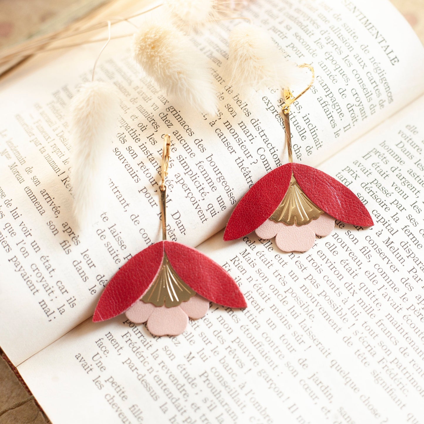 Boucles d'oreilles Fleur de Ginkgo cuir rouge rose doré