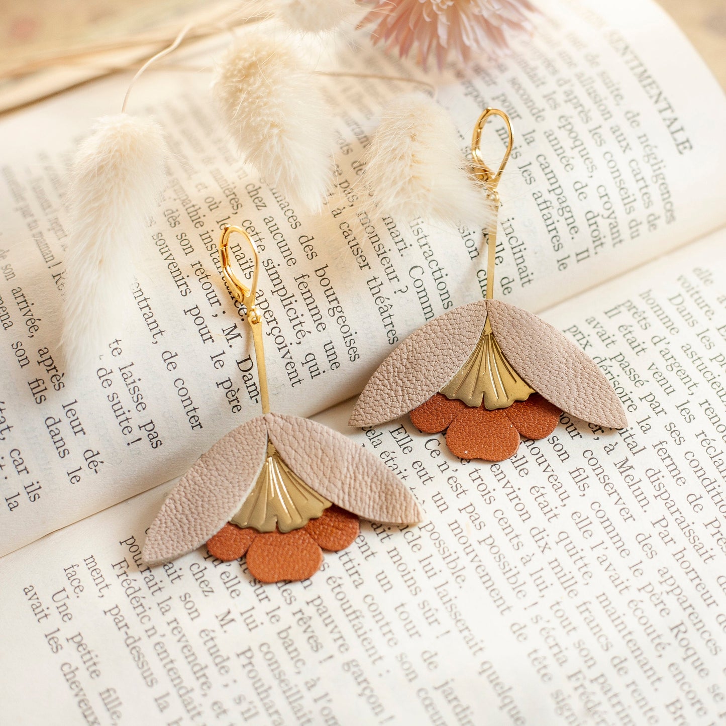 Boucles d'oreilles Fleur de Ginkgo en cuir beige marron doré