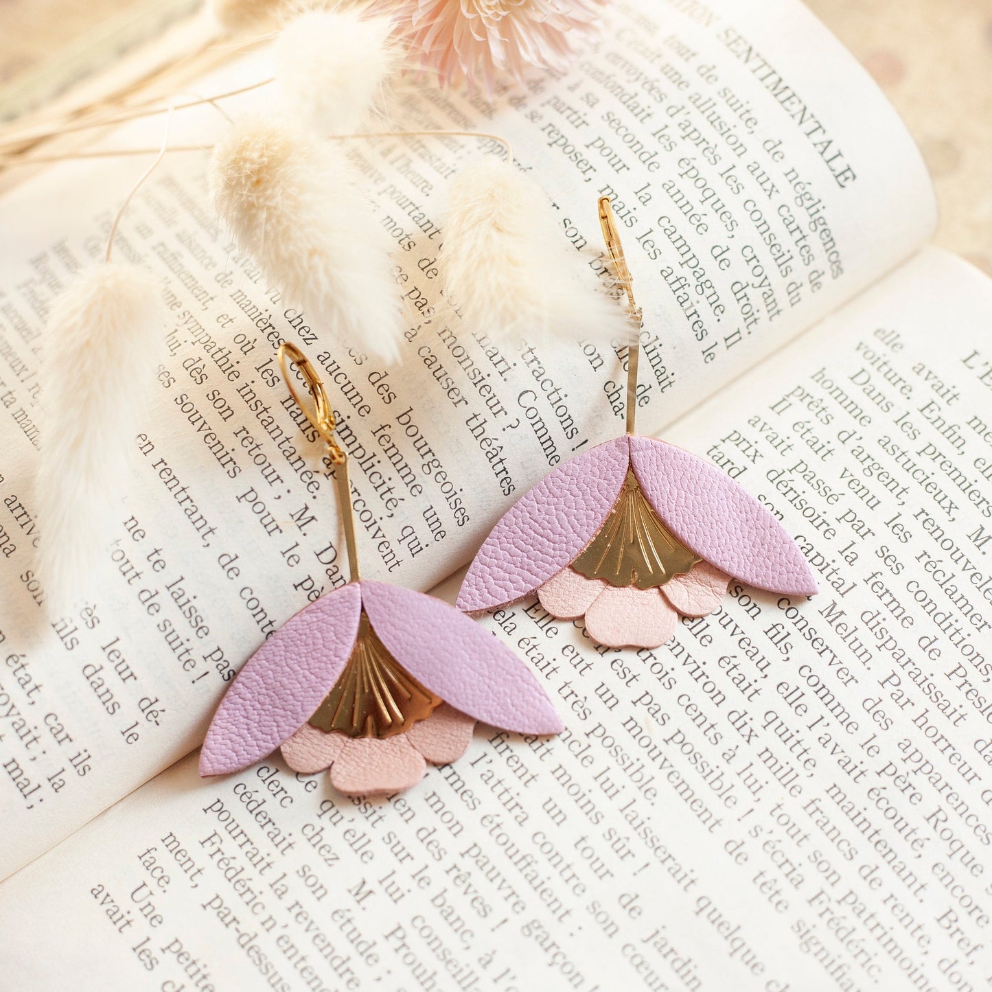 Boucles d'oreilles Fleurs de Ginkgo cuir rose et doré