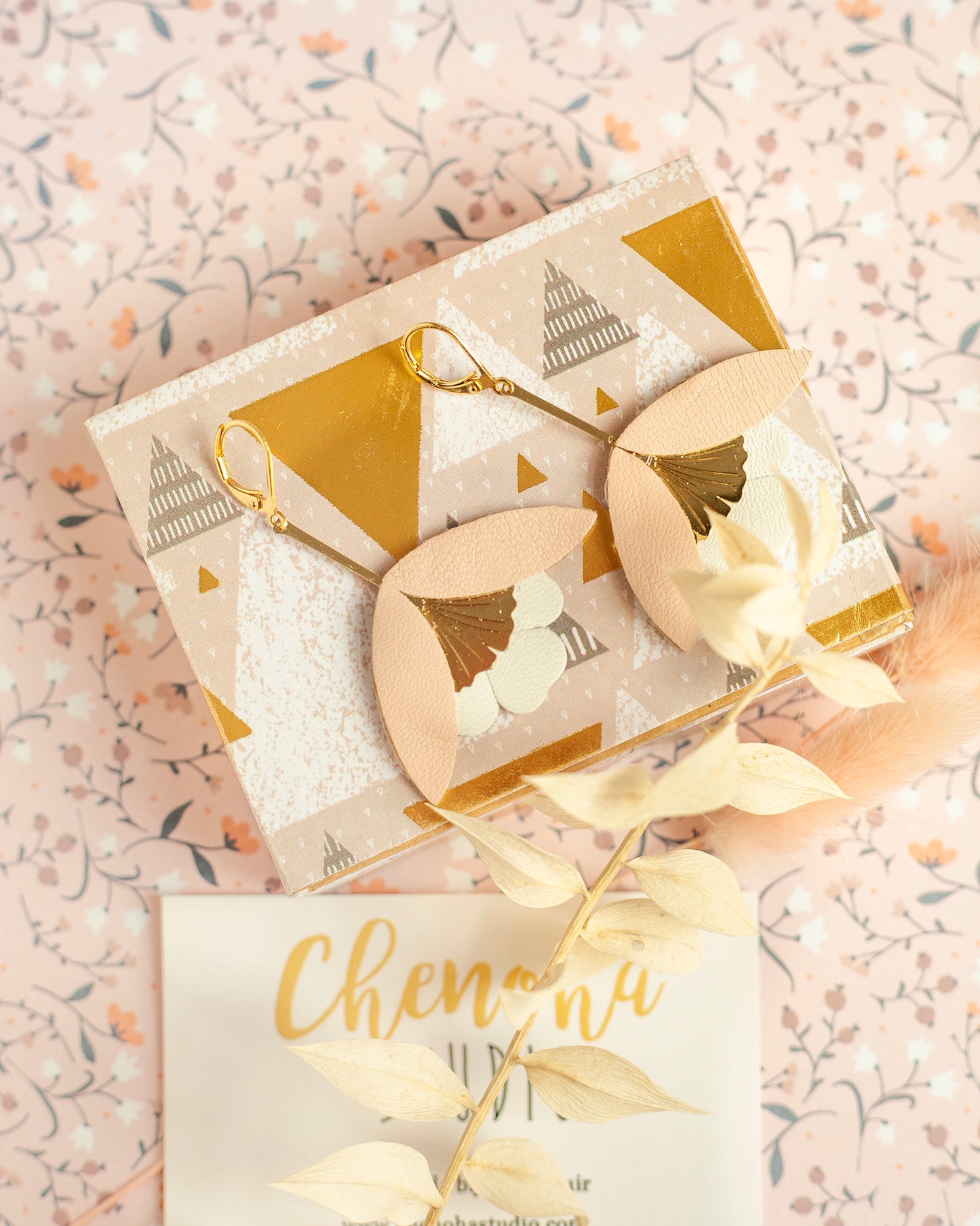 Boucles d'oreilles Fleur de Ginkgo cuir blanc et rose chair