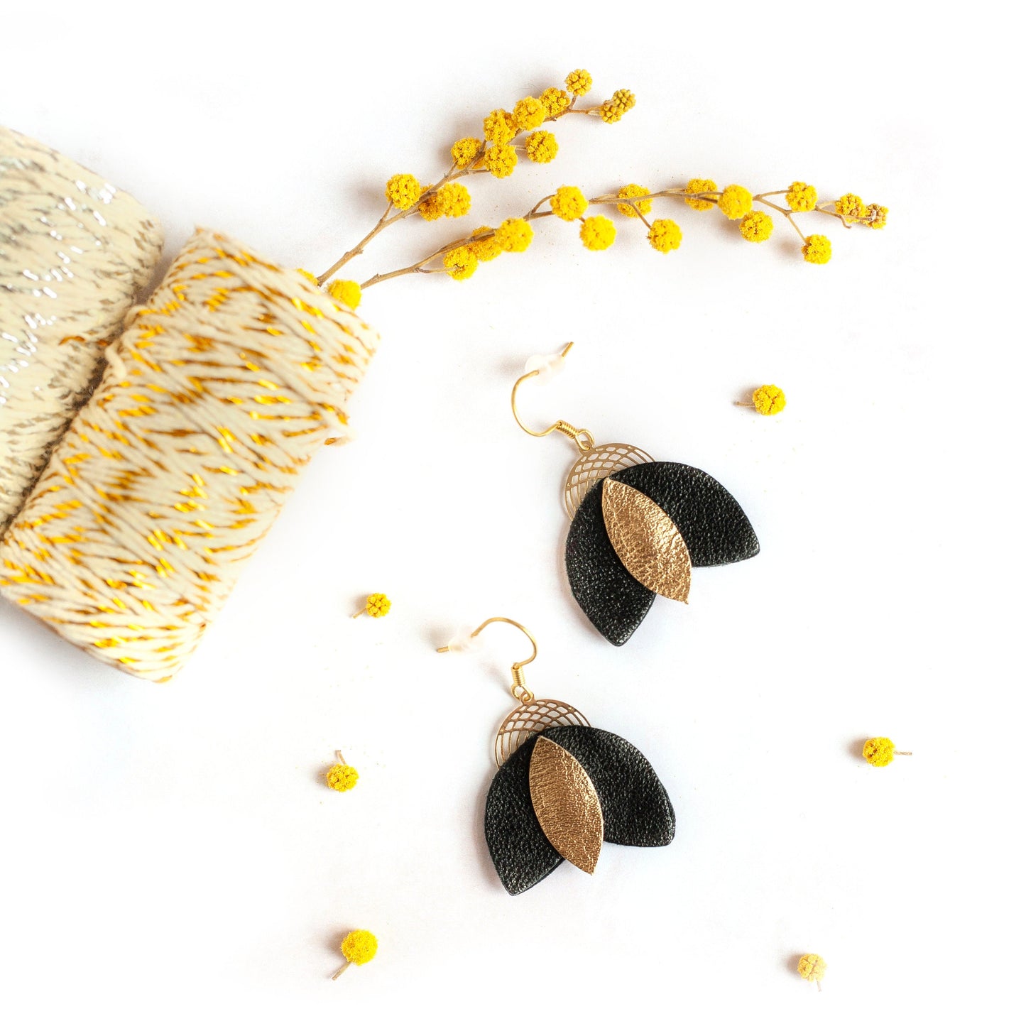 Boucles d’oreilles Cigales en cuir noir et doré