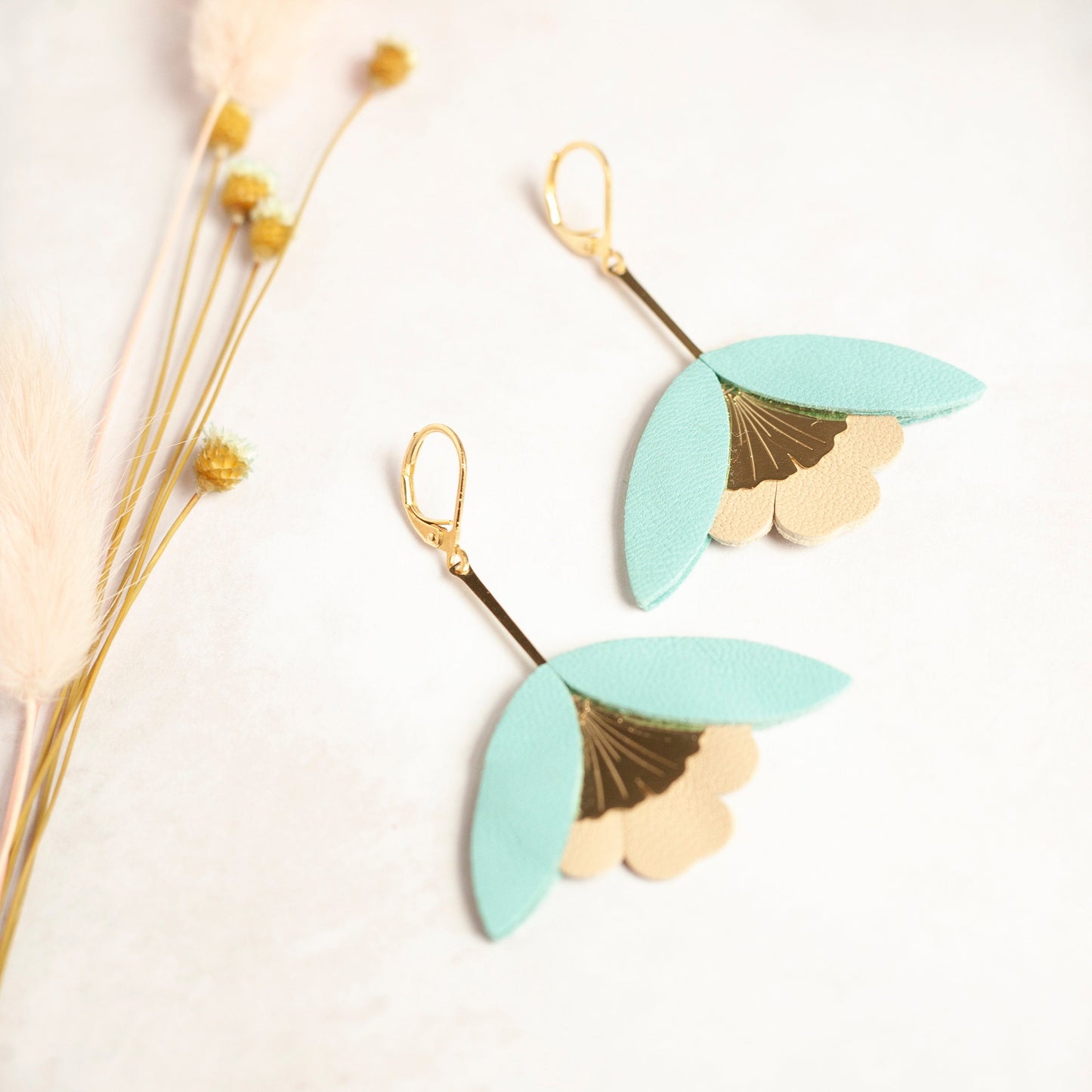 Boucles d'oreilles Fleur de Ginkgo en cuir bleu et beige