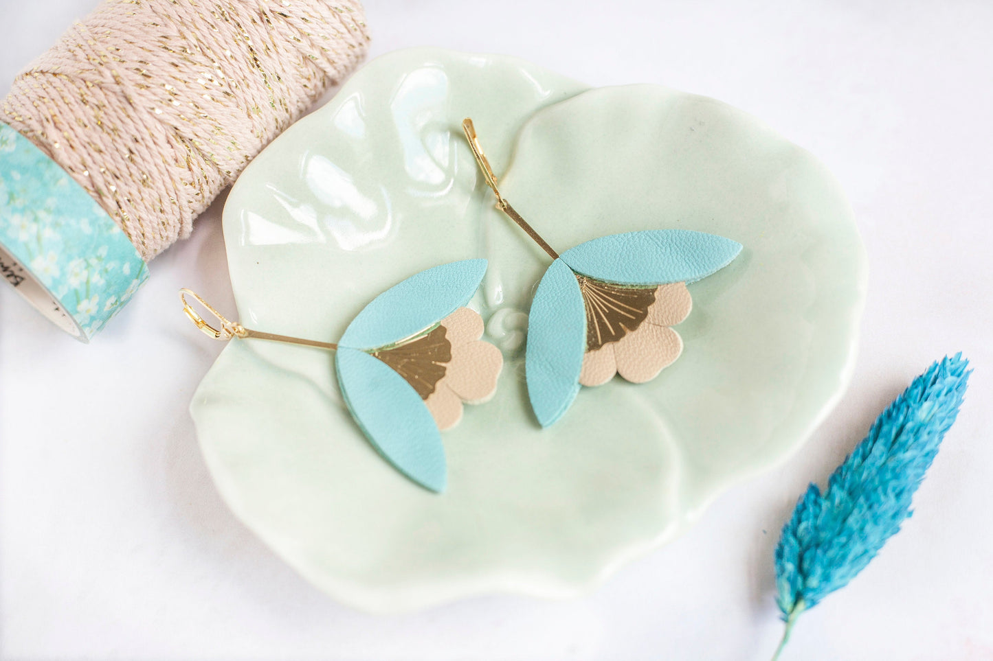 Boucles d'oreilles Fleur de Ginkgo en cuir bleu et beige