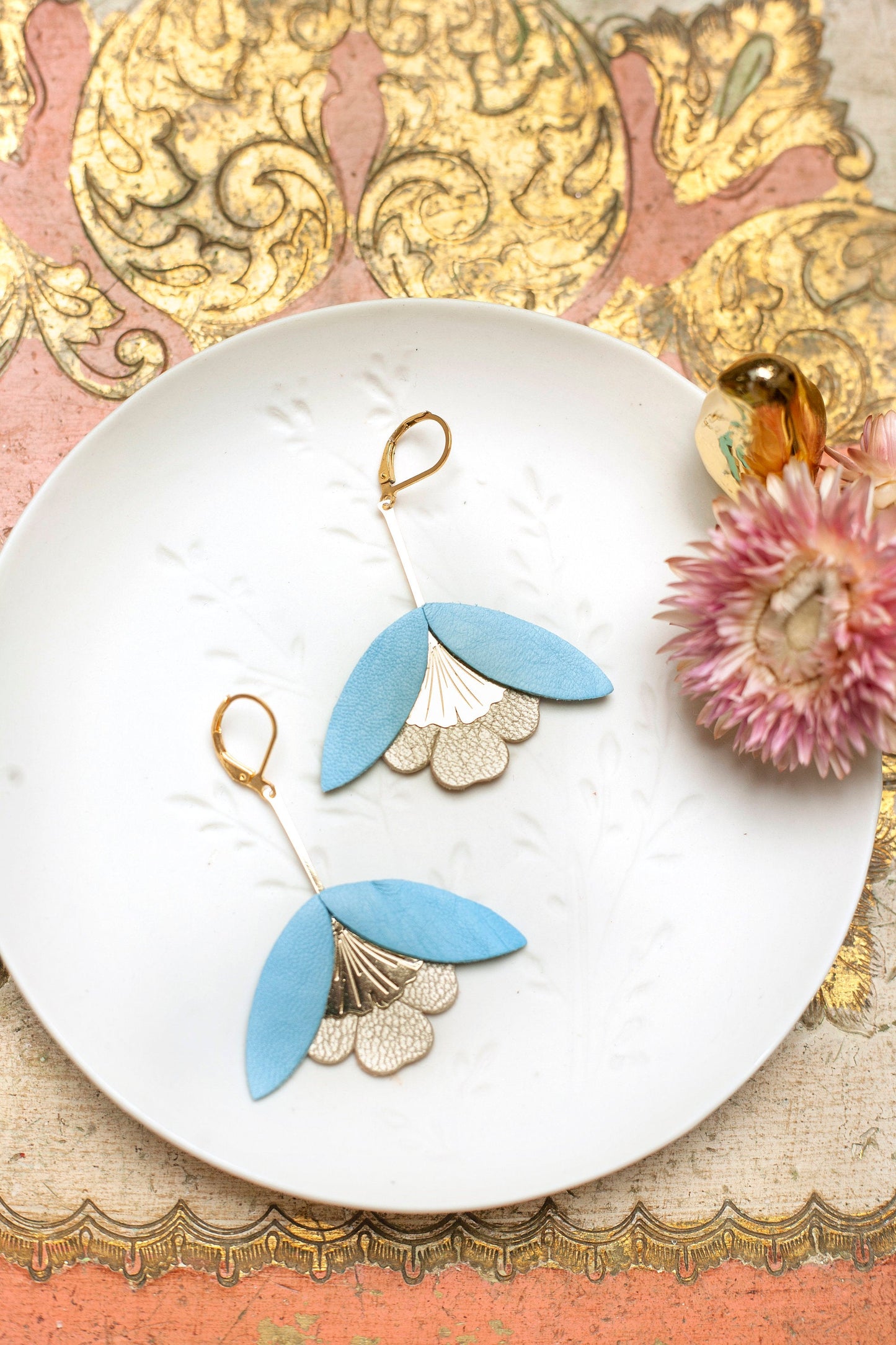 Boucles d'oreilles Fleur de Ginkgo cuir bleu cyan et or mat