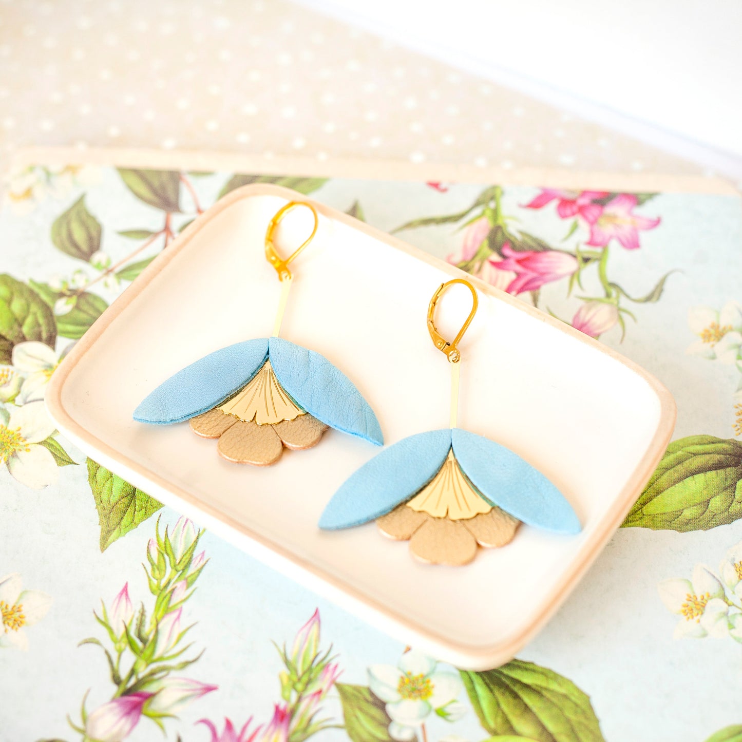 Boucles d'oreilles Fleur de Ginkgo cuir bleu cyan et or mat