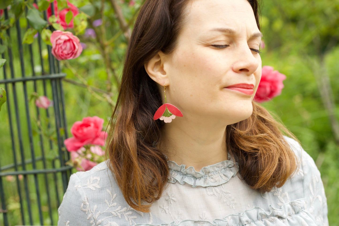 Boucles d'oreilles Fleurs de Ginkgo en cuir rouge et rose clair