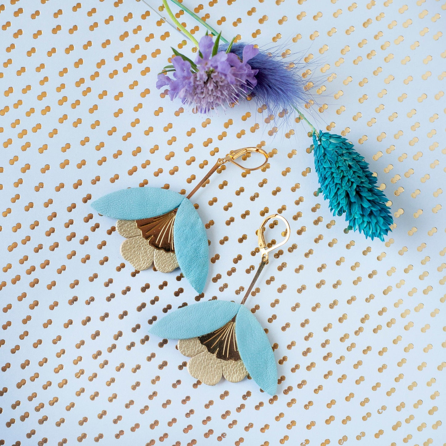 Boucles d'oreilles Fleur de Ginkgo cuir bleu cyan et or mat