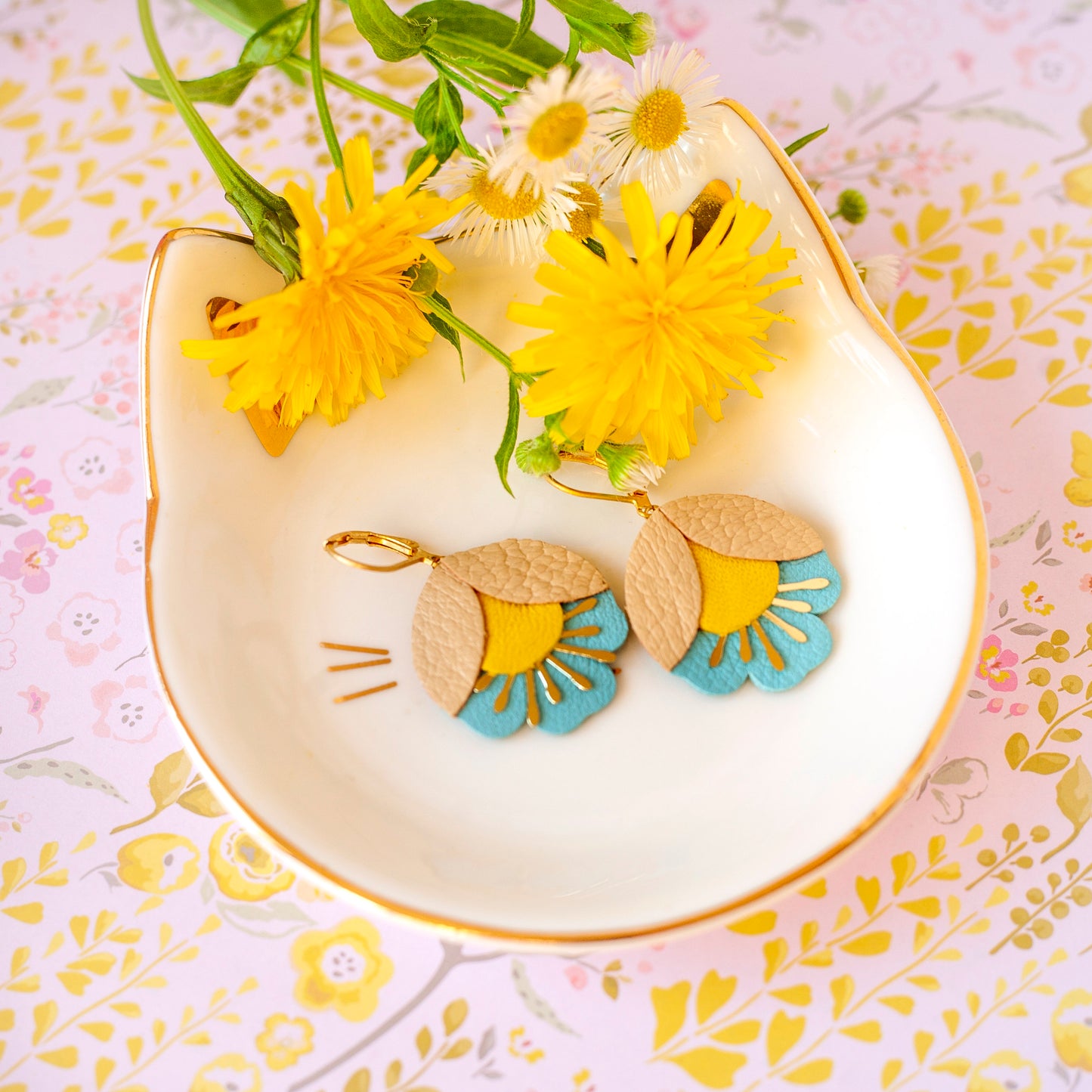 Boucles d'oreilles fleurs de cerisier beige jaune et bleu azur