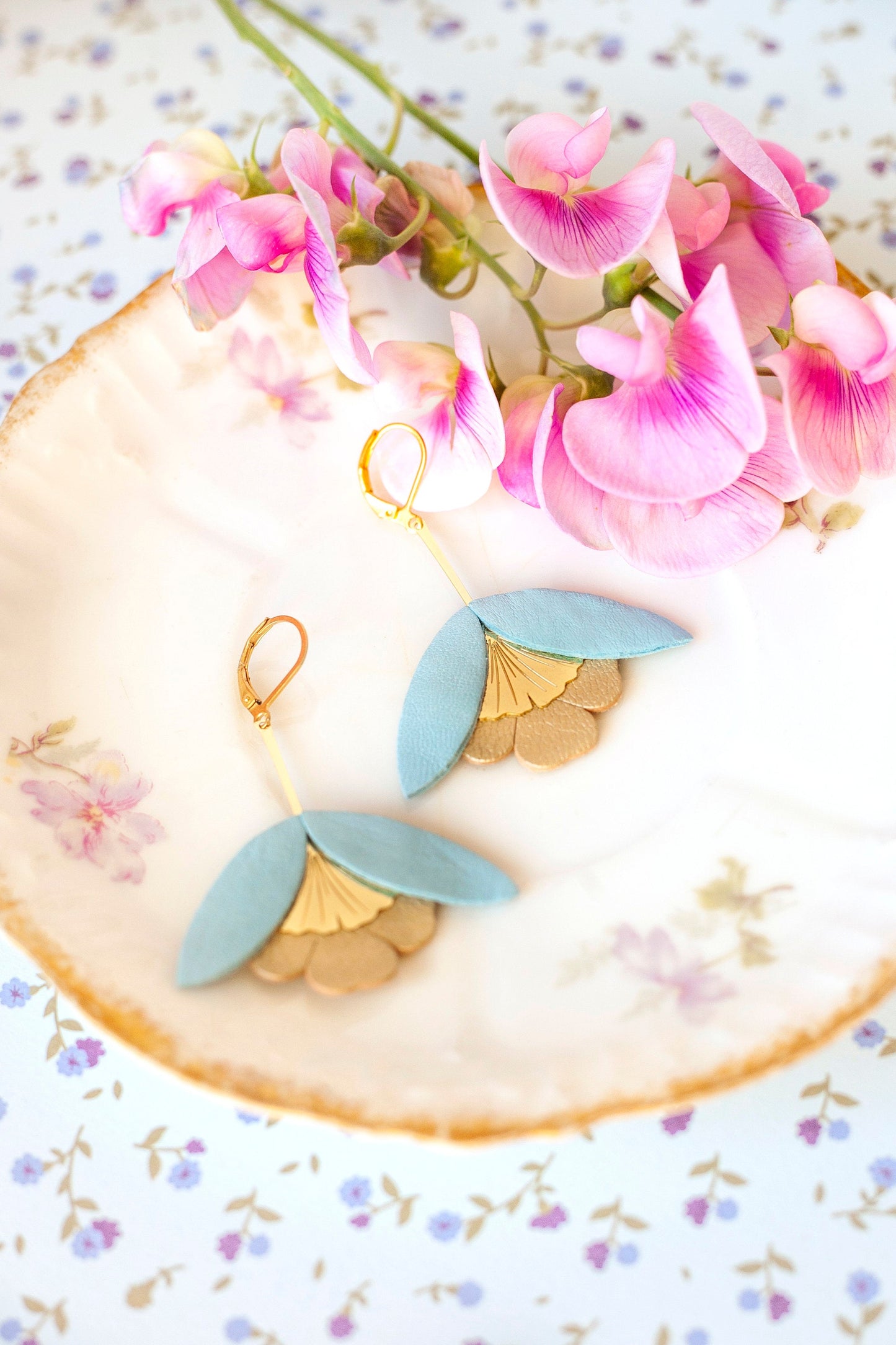 Boucles d'oreilles Fleur de Ginkgo cuir bleu cyan et or mat