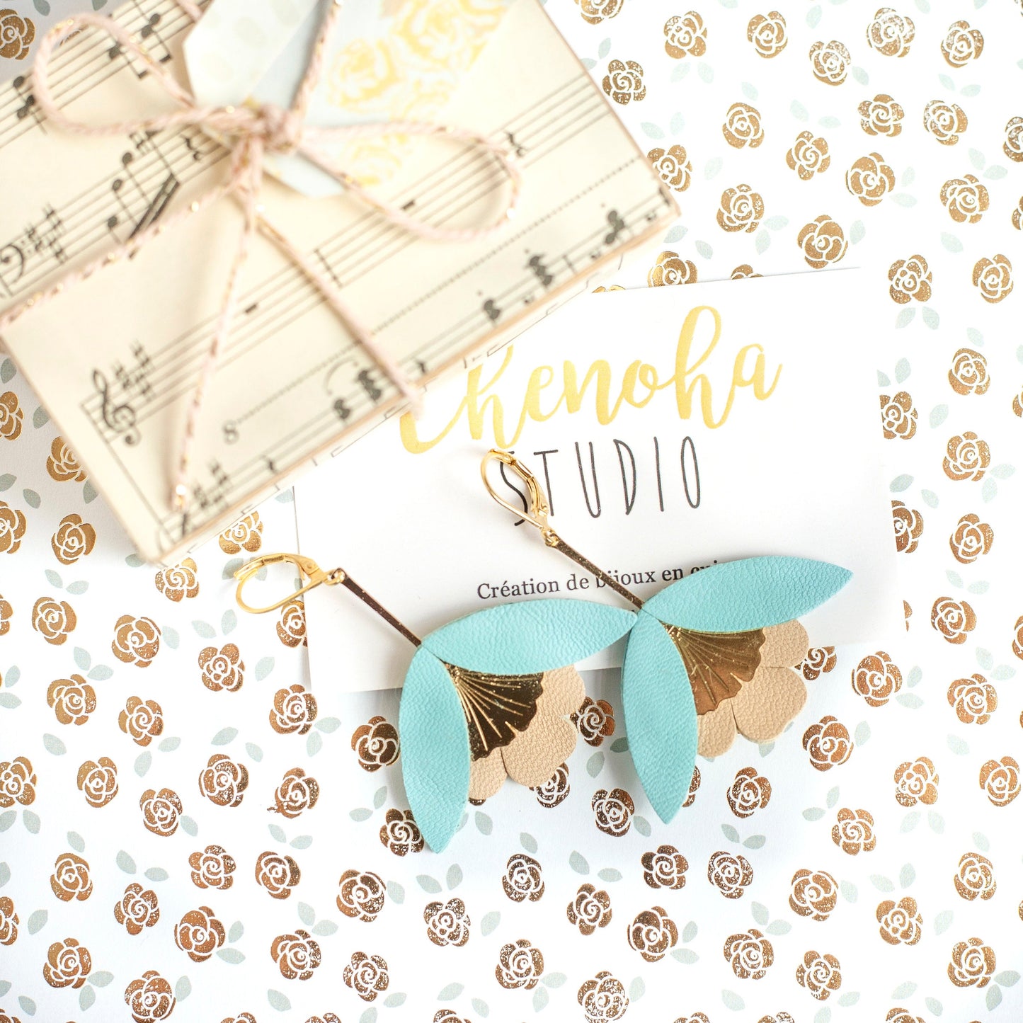 Boucles d'oreilles Fleur de Ginkgo cuir bleu cyan et or mat