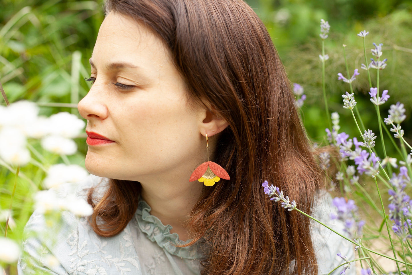 Boucles d'oreilles Fleur de Ginkgo cuir bleu cyan et or mat