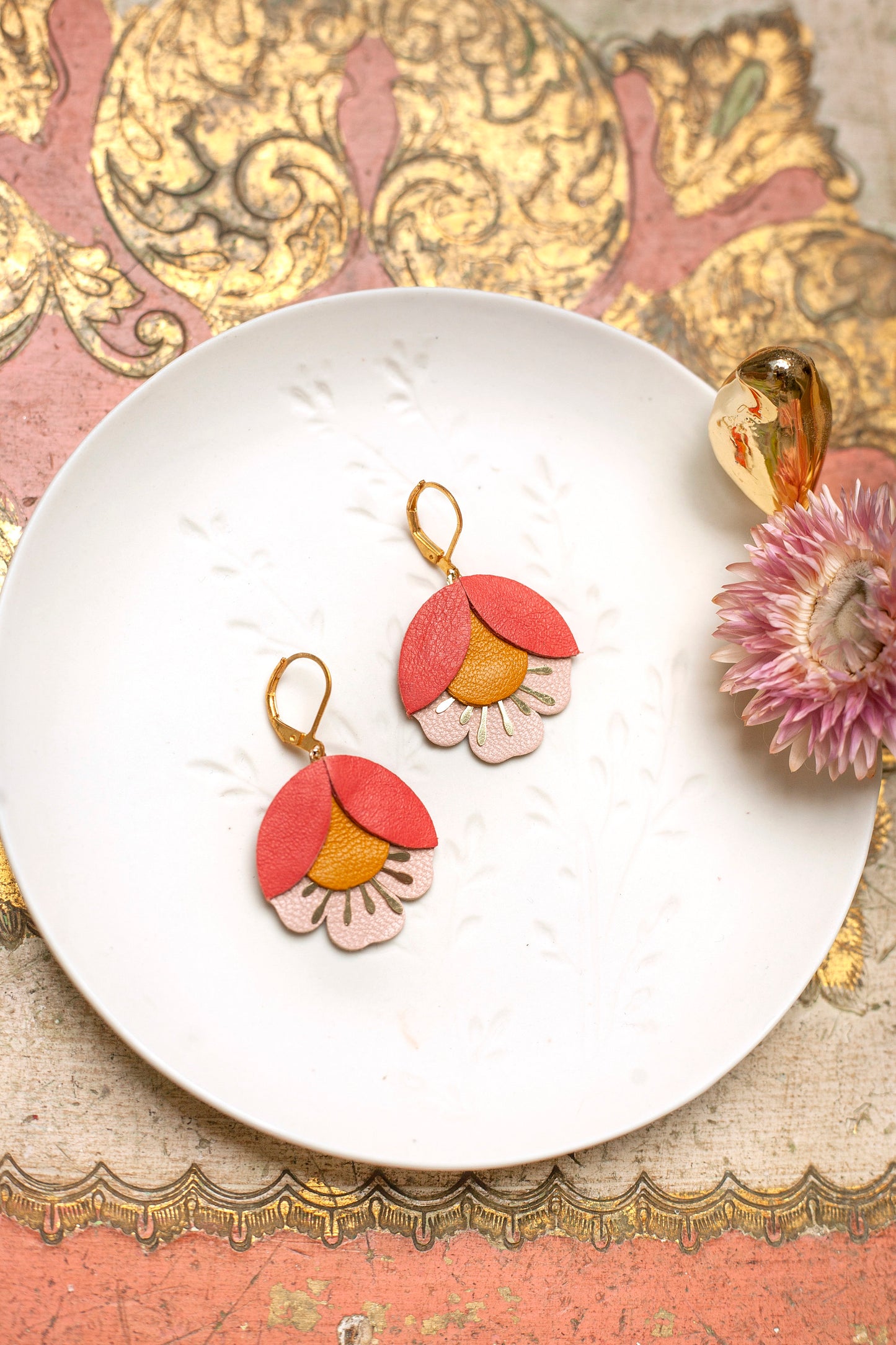 Boucles d'oreilles fleurs de cerisier en cuir rouge jaune ocre rose clair
