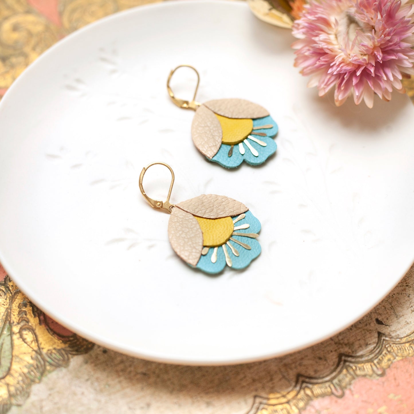 Boucles d'oreilles fleurs de cerisier beige jaune et bleu azur