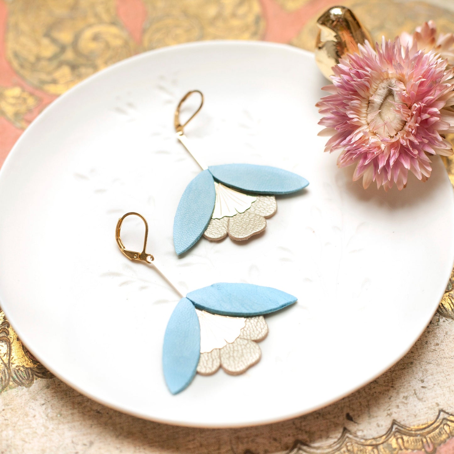 Boucles d'oreilles Fleur de Ginkgo cuir bleu cyan et or mat