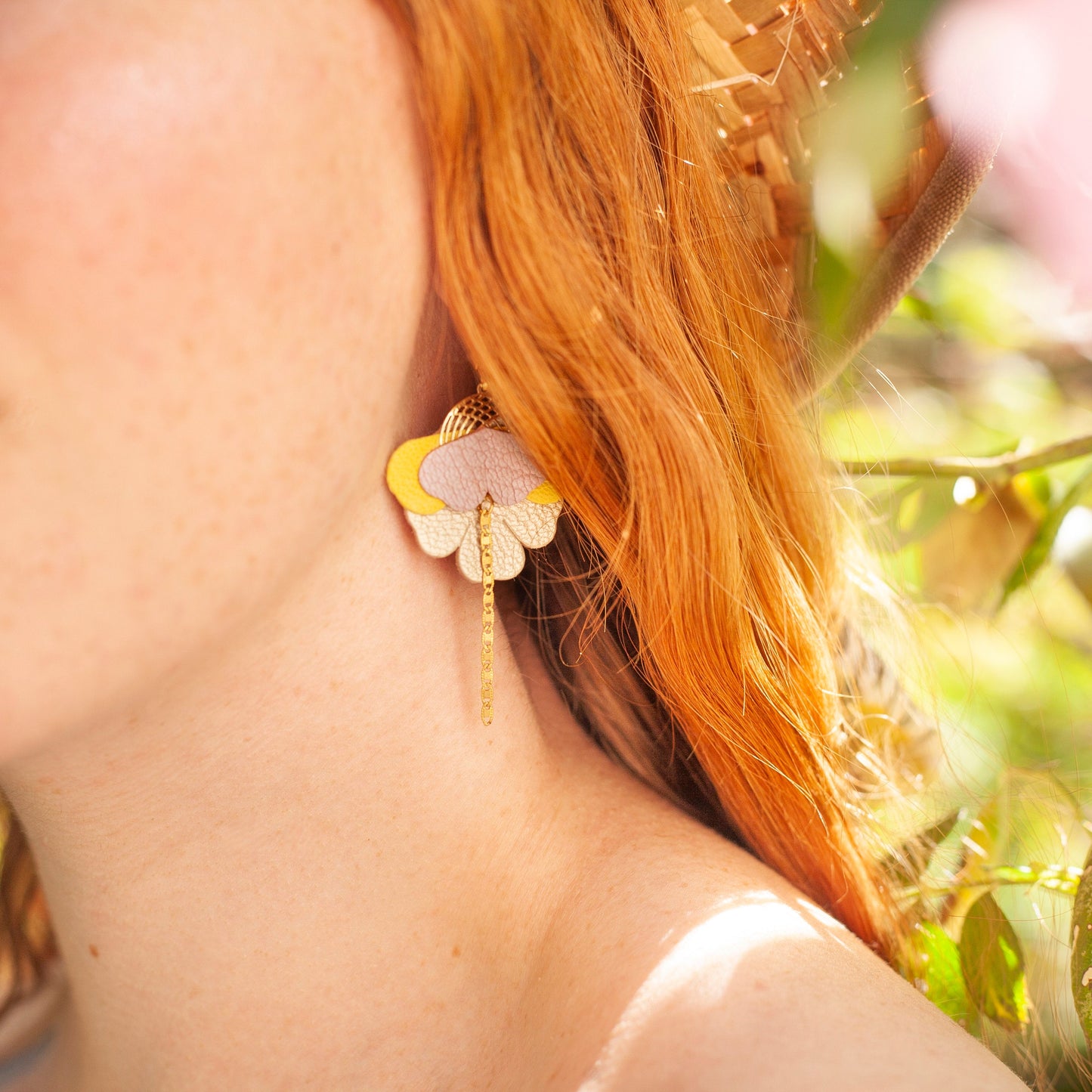 Boucles d’oreilles Orchidées cuir jaune rose doré